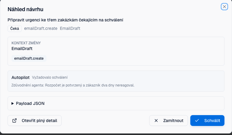 Náhled návrhu AI agenta s odůvodněním, štítkem Vyžadovalo schválení a tlačítky Zamítnout a Schválit